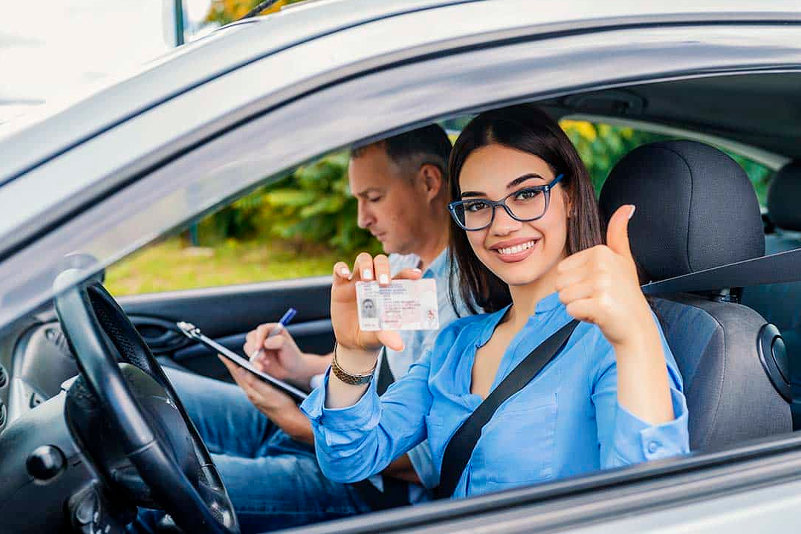 Pessoas felizes com CNH Social